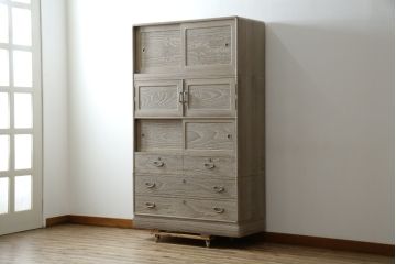 中古　高級品!!　特注デザイン　浮造り仕上げ　加藤隆康作　モダンな雰囲気漂う春日部総桐箪笥(並厚、四方丸、総桐たんす、衣装箪笥、収納箪笥、着物箪笥、引き出し、和箪笥)(R-083176)