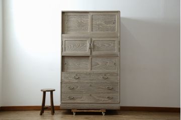 中古　高級品!!　特注デザイン　浮造り仕上げ　加藤隆康作　モダンな雰囲気漂う春日部総桐箪笥(並厚、四方丸、総桐たんす、衣装箪笥、収納箪笥、着物箪笥、引き出し、和箪笥)(R-083176)