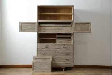 中古　高級品!!　特注デザイン　浮造り仕上げ　加藤隆康作　モダンな雰囲気漂う春日部総桐箪笥(並厚、四方丸、総桐たんす、衣装箪笥、収納箪笥、着物箪笥、引き出し、和箪笥)(R-083176)