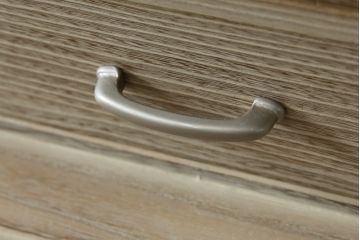 中古　高級品!!　特注デザイン　浮造り仕上げ　加藤隆康作　モダンな雰囲気漂う春日部総桐箪笥(並厚、四方丸、総桐たんす、衣装箪笥、収納箪笥、着物箪笥、引き出し、和箪笥)(R-083176)