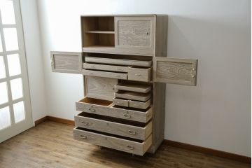 中古　高級品!!　特注デザイン　浮造り仕上げ　加藤隆康作　モダンな雰囲気漂う春日部総桐箪笥(並厚、四方丸、総桐たんす、衣装箪笥、収納箪笥、着物箪笥、引き出し、和箪笥)(R-083176)