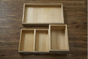 中古　高級品!!　特注デザイン　浮造り仕上げ　加藤隆康作　モダンな雰囲気漂う春日部総桐箪笥(並厚、四方丸、総桐たんす、衣装箪笥、収納箪笥、着物箪笥、引き出し、和箪笥)(R-083176)