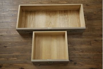 中古　高級品!!　特注デザイン　浮造り仕上げ　加藤隆康作　モダンな雰囲気漂う春日部総桐箪笥(並厚、四方丸、総桐たんす、衣装箪笥、収納箪笥、着物箪笥、引き出し、和箪笥)(R-083176)