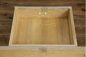 中古　高級品!!　特注デザイン　浮造り仕上げ　加藤隆康作　モダンな雰囲気漂う春日部総桐箪笥(並厚、四方丸、総桐たんす、衣装箪笥、収納箪笥、着物箪笥、引き出し、和箪笥)(R-083176)