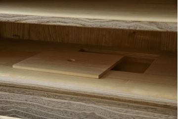 中古　高級品!!　特注デザイン　浮造り仕上げ　加藤隆康作　モダンな雰囲気漂う春日部総桐箪笥(並厚、四方丸、総桐たんす、衣装箪笥、収納箪笥、着物箪笥、引き出し、和箪笥)(R-083176)
