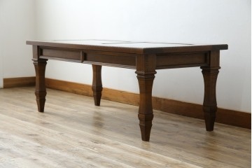 中古　美品　見せる収納!!　国産職人手作り品　上質な作り込みのガラスケース付きローテーブル　定価約30万円相当　(R-083177)