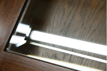 中古　美品　見せる収納!!　国産職人手作り品　上質な作り込みのガラスケース付きローテーブル　定価約30万円相当　(R-083177)