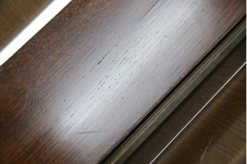 中古　美品　見せる収納!!　国産職人手作り品　上質な作り込みのガラスケース付きローテーブル　定価約30万円相当　(R-083177)