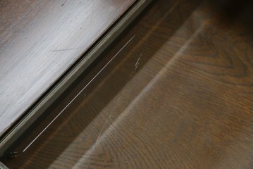 中古　美品　見せる収納!!　国産職人手作り品　上質な作り込みのガラスケース付きローテーブル　定価約30万円相当　(R-083177)