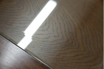 中古　美品　見せる収納!!　国産職人手作り品　上質な作り込みのガラスケース付きローテーブル　定価約30万円相当　(R-083177)