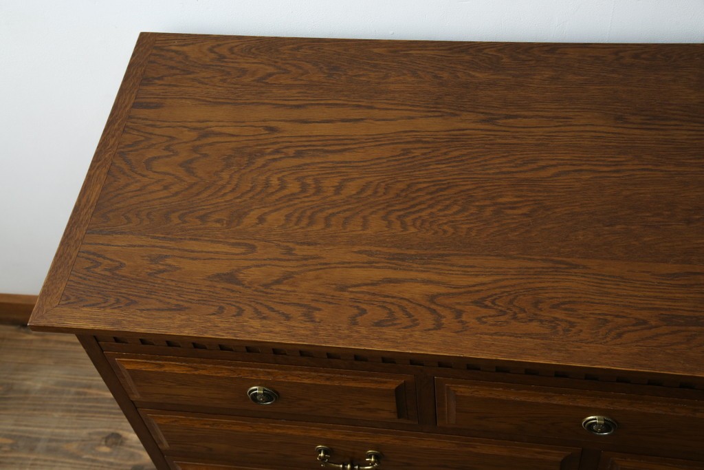 中古　美品　デパート別注　ナラ(楢)材　上質な美しさと機能性を兼ね備えた木目が魅力的なチェスト(洋服タンス、サイドチェスト、衣装箪笥、整理箪笥、収納箪笥、引き出し)(定価約34万円)(R-083178)