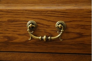 中古　美品　デパート別注　ナラ(楢)材　上質な美しさと機能性を兼ね備えた木目が魅力的なチェスト(洋服タンス、サイドチェスト、衣装箪笥、整理箪笥、収納箪笥、引き出し)(定価約34万円)(R-083178)