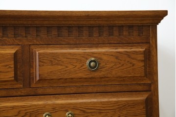 中古　美品　デパート別注　ナラ(楢)材　上質な美しさと機能性を兼ね備えた木目が魅力的なチェスト(洋服タンス、サイドチェスト、衣装箪笥、整理箪笥、収納箪笥、引き出し)(定価約34万円)(R-083178)