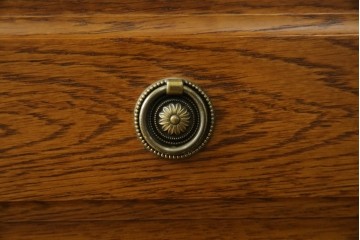 中古　美品　デパート別注　ナラ(楢)材　上質な美しさと機能性を兼ね備えた木目が魅力的なチェスト(洋服タンス、サイドチェスト、衣装箪笥、整理箪笥、収納箪笥、引き出し)(定価約34万円)(R-083178)