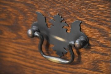 中古　民芸家具　ナラ材　えぞ民芸(インテリアEZO)　深みのある色合いと堂々とした佇まいが魅力的な片袖机(片袖デスク、ワークデスク、在宅用、在宅ワーク用)(R-083182)