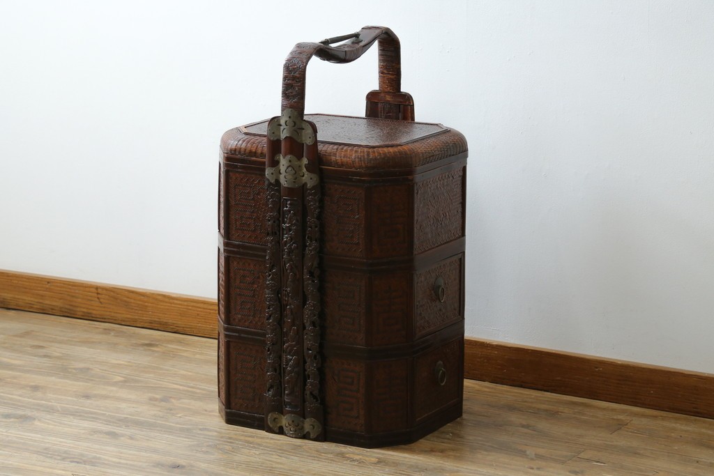 アジアンビンテージ　希少な大型サイズ　提籃(ていらん)風　職人の技が光る繊細な編み込みと透かし彫り金具が魅力的な小引き出し　(R-083183)