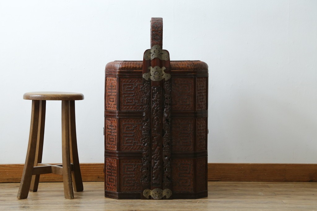 アジアンビンテージ　希少な大型サイズ　提籃(ていらん)風　職人の技が光る繊細な編み込みと透かし彫り金具が魅力的な小引き出し　(R-083183)