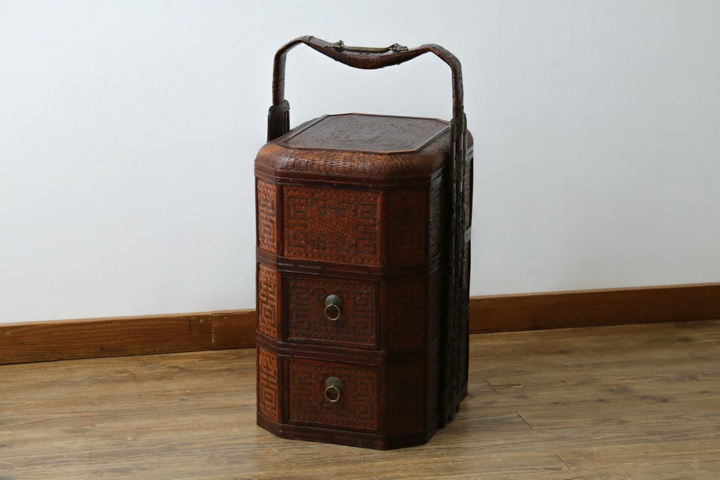 アジアンビンテージ　希少な大型サイズ　提籃(ていらん)風　職人の技が光る繊細な編み込みと透かし彫り金具が魅力的な小引き出し　(R-083183)