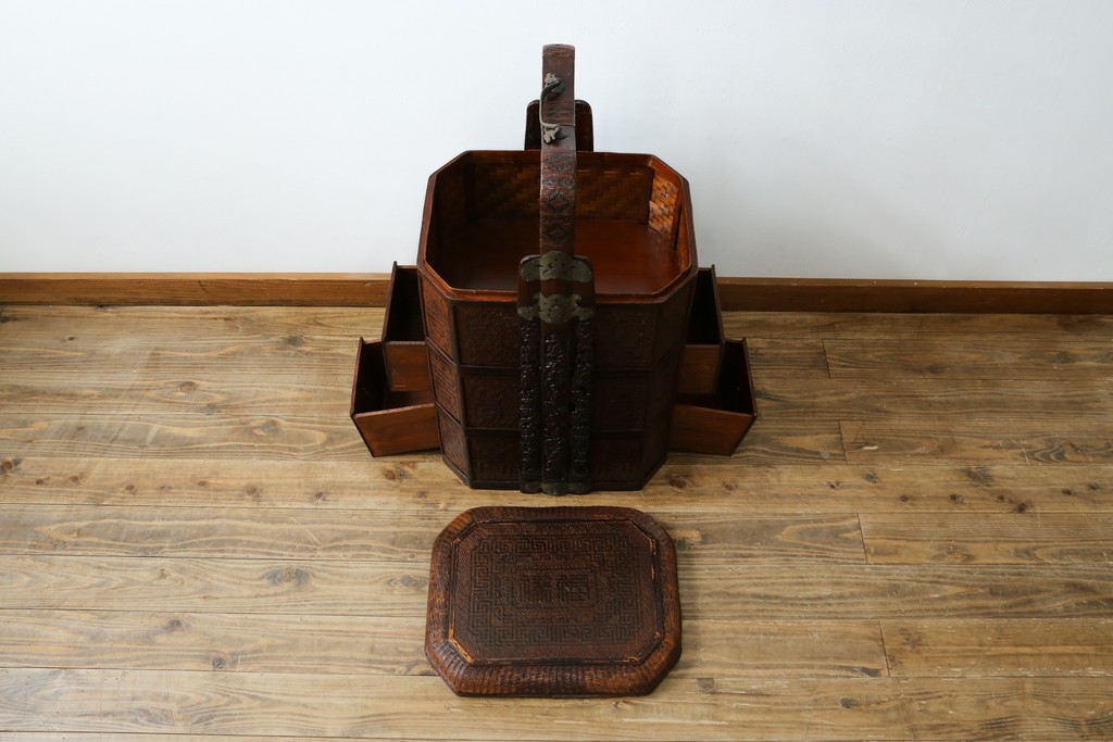 アジアンビンテージ　希少な大型サイズ　提籃(ていらん)風　職人の技が光る繊細な編み込みと透かし彫り金具が魅力的な小引き出し　(R-083183)