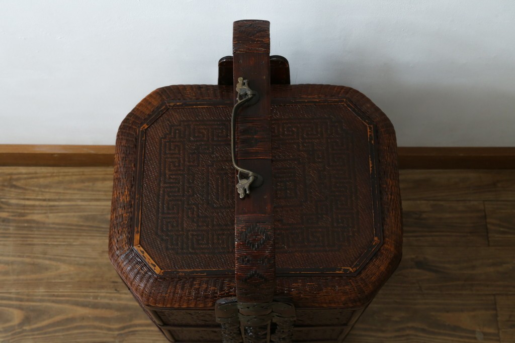 アジアンビンテージ　希少な大型サイズ　提籃(ていらん)風　職人の技が光る繊細な編み込みと透かし彫り金具が魅力的な小引き出し　(R-083183)