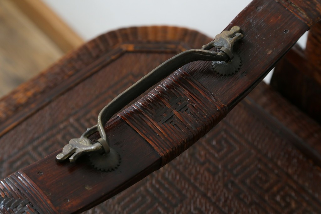 アジアンビンテージ　希少な大型サイズ　提籃(ていらん)風　職人の技が光る繊細な編み込みと透かし彫り金具が魅力的な小引き出し　(R-083183)