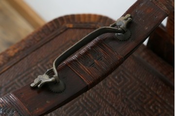 アジアンビンテージ　希少な大型サイズ　提籃(ていらん)風　職人の技が光る繊細な編み込みと透かし彫り金具が魅力的な小引き出し　(R-083183)