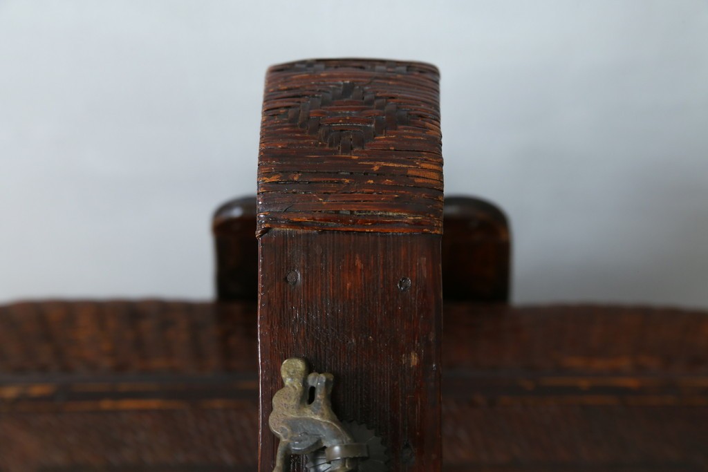 アジアンビンテージ　希少な大型サイズ　提籃(ていらん)風　職人の技が光る繊細な編み込みと透かし彫り金具が魅力的な小引き出し　(R-083183)