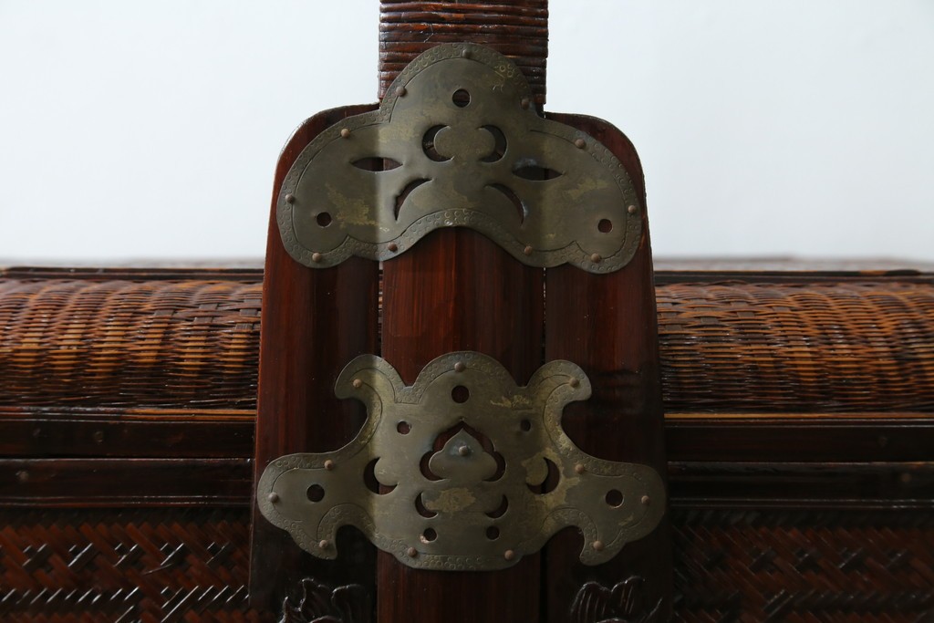 アジアンビンテージ　希少な大型サイズ　提籃(ていらん)風　職人の技が光る繊細な編み込みと透かし彫り金具が魅力的な小引き出し　(R-083183)