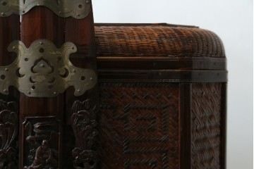 アジアンビンテージ　希少な大型サイズ　提籃(ていらん)風　職人の技が光る繊細な編み込みと透かし彫り金具が魅力的な小引き出し　(R-083183)