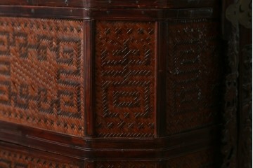 アジアンビンテージ　希少な大型サイズ　提籃(ていらん)風　職人の技が光る繊細な編み込みと透かし彫り金具が魅力的な小引き出し　(R-083183)