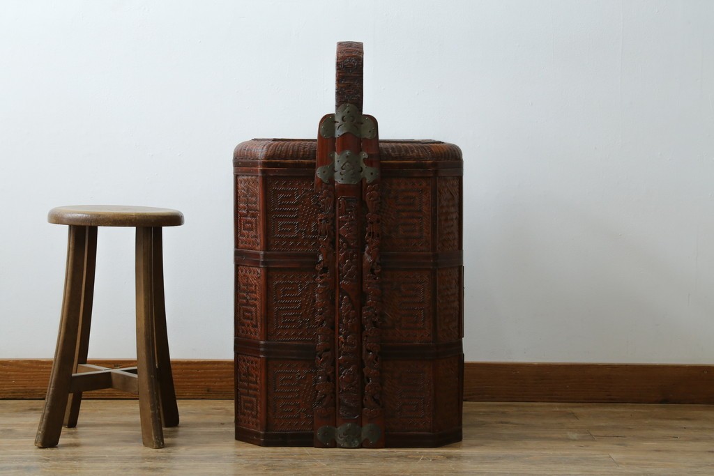 アジアンビンテージ　希少な大型サイズ　提籃(ていらん)風　職人の技が光る繊細な編み込みと透かし彫り金具が魅力的な小引き出し　(R-083183)