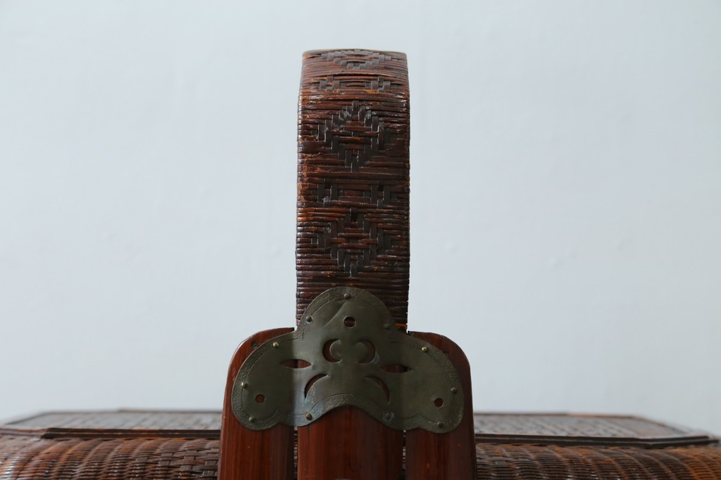 アジアンビンテージ　希少な大型サイズ　提籃(ていらん)風　職人の技が光る繊細な編み込みと透かし彫り金具が魅力的な小引き出し　(R-083183)