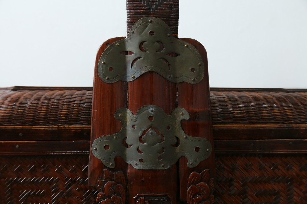 アジアンビンテージ　希少な大型サイズ　提籃(ていらん)風　職人の技が光る繊細な編み込みと透かし彫り金具が魅力的な小引き出し　(R-083183)