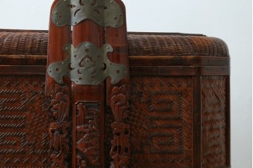 アジアンビンテージ　希少な大型サイズ　提籃(ていらん)風　職人の技が光る繊細な編み込みと透かし彫り金具が魅力的な小引き出し　(R-083183)