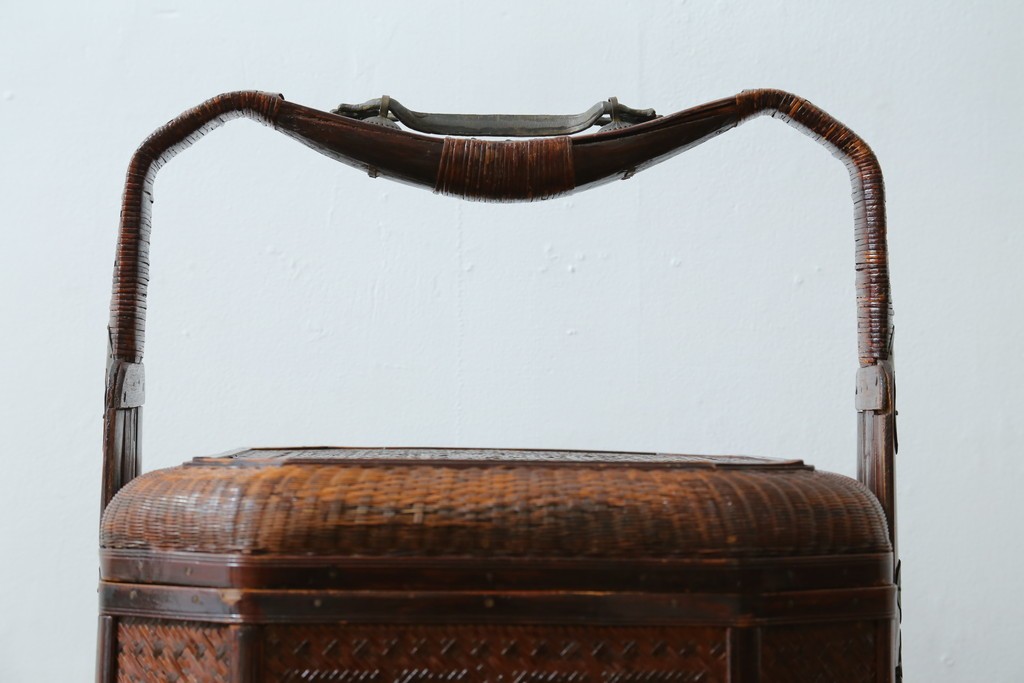 アジアンビンテージ　希少な大型サイズ　提籃(ていらん)風　職人の技が光る繊細な編み込みと透かし彫り金具が魅力的な小引き出し　(R-083183)