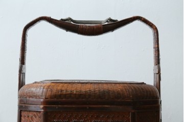 アジアンビンテージ　希少な大型サイズ　提籃(ていらん)風　職人の技が光る繊細な編み込みと透かし彫り金具が魅力的な小引き出し　(R-083183)