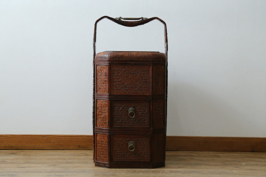 アジアンビンテージ　希少な大型サイズ　提籃(ていらん)風　職人の技が光る繊細な編み込みと透かし彫り金具が魅力的な小引き出し　(R-083183)
