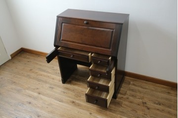 中古　超美品　北海道民芸家具　シックな色合いが魅力の片袖ライティングビューロー　定価約35万円相当　(R-083184)