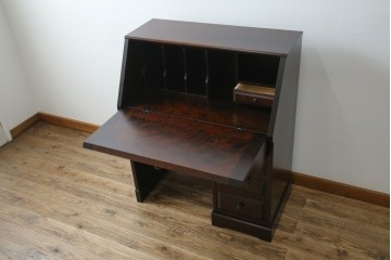 中古　超美品　北海道民芸家具　シックな色合いが魅力の片袖ライティングビューロー　定価約35万円相当　(R-083184)