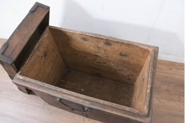 和製アンティーク　経年の風合いを感じさせる昔ながらの時代箱(挟み箱、挟箱、収納箱、店舗什器、木箱)(R-083185)