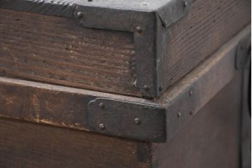 和製アンティーク　経年の風合いを感じさせる昔ながらの時代箱(挟み箱、挟箱、収納箱、店舗什器、木箱)(R-083185)