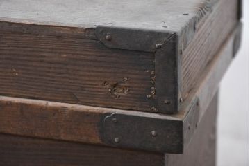 和製アンティーク　経年の風合いを感じさせる昔ながらの時代箱(挟み箱、挟箱、収納箱、店舗什器、木箱)(R-083185)