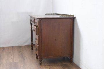 イギリスアンティーク　オーク材　真鍮(しんちゅう)製ギャラリーレール(天飾り)付き　意匠を凝らしたレザートップデスク(片袖机、ワークデスク、在宅用、在宅ワーク用、英国)(R-083192)