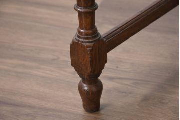 イギリスアンティーク　オーク材　真鍮(しんちゅう)製ギャラリーレール(天飾り)付き　意匠を凝らしたレザートップデスク(片袖机、ワークデスク、在宅用、在宅ワーク用、英国)(R-083192)