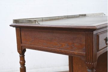イギリスアンティーク　オーク材　真鍮(しんちゅう)製ギャラリーレール(天飾り)付き　意匠を凝らしたレザートップデスク(片袖机、ワークデスク、在宅用、在宅ワーク用、英国)(R-083192)