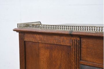イギリスアンティーク　オーク材　真鍮(しんちゅう)製ギャラリーレール(天飾り)付き　意匠を凝らしたレザートップデスク(片袖机、ワークデスク、在宅用、在宅ワーク用、英国)(R-083192)