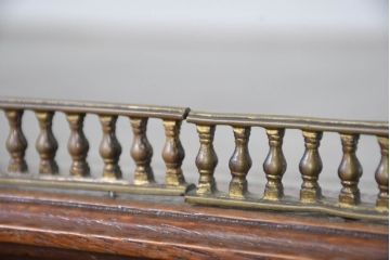 イギリスアンティーク　オーク材　真鍮(しんちゅう)製ギャラリーレール(天飾り)付き　意匠を凝らしたレザートップデスク(片袖机、ワークデスク、在宅用、在宅ワーク用、英国)(R-083192)
