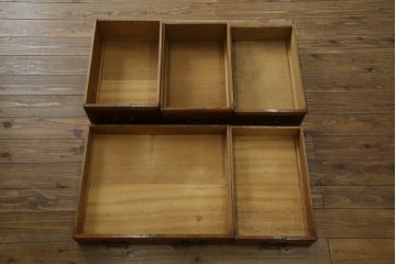 イギリスアンティーク　オーク材　真鍮(しんちゅう)製ギャラリーレール(天飾り)付き　意匠を凝らしたレザートップデスク　(R-083192)