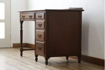 イギリスアンティーク　オーク材　真鍮(しんちゅう)製ギャラリーレール(天飾り)付き　意匠を凝らしたレザートップデスク　(R-083192)