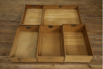 イギリスアンティーク　オーク材　真鍮(しんちゅう)製ギャラリーレール(天飾り)付き　意匠を凝らしたレザートップデスク　(R-083192)